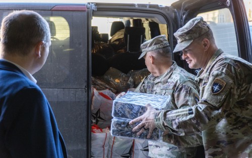 Pomoc humanitarna od żołnierzy amerykańskich