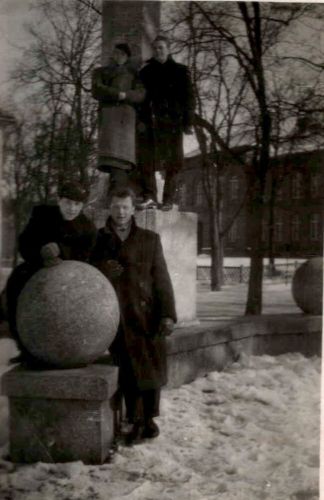 Pozostalości po pomniku przy Poczcie 1950