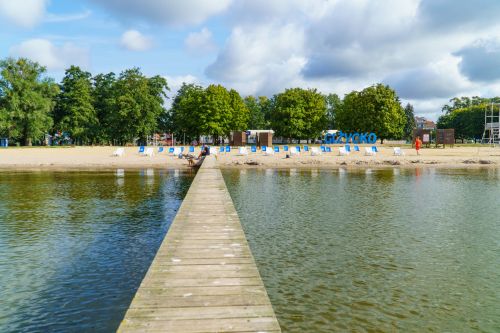 Leżaki na plaży miejskiej