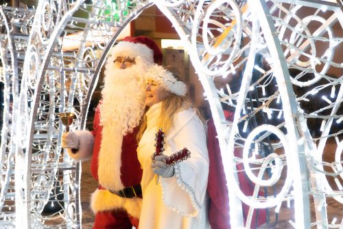 Mikołaj i Śnieżynka_zdjęcia_z_mieszkańcami_na_Pasażu_Portowym