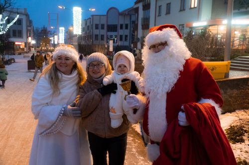 Mikołaj i Śnieżynka_zdjęcia_z_mieszkańcami_na_Pasażu_Portowym
