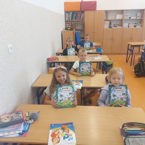 Pluszaki i książki przekazane dzieciom z okazji Dnia Dziecka
