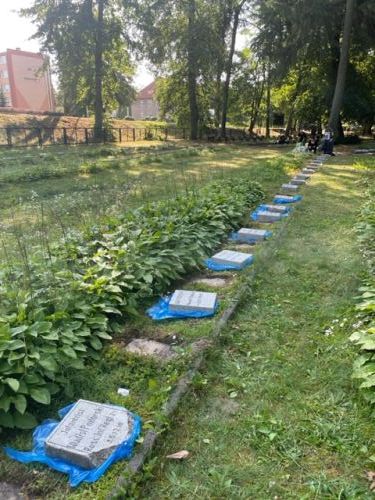 Renowacja nagrobków żołnierskich na cmentarzu wojennym